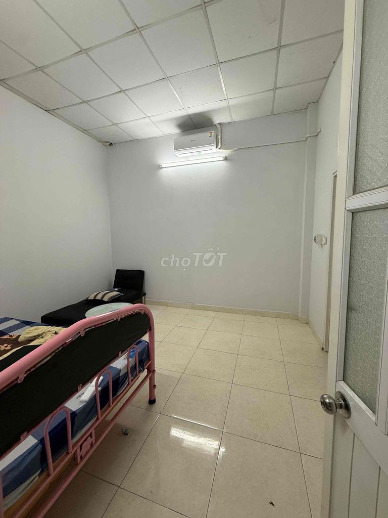 5 x 20 meters. 2 third floor bedroom. 4 bathrooms. Cartrills fit in and do vp cty.