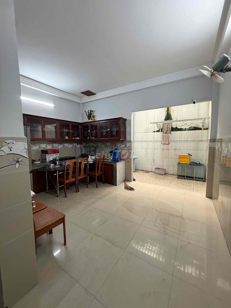 5 x 20 meters. 2 third floor bedroom. 4 bathrooms. Cartrills fit in and do vp cty.