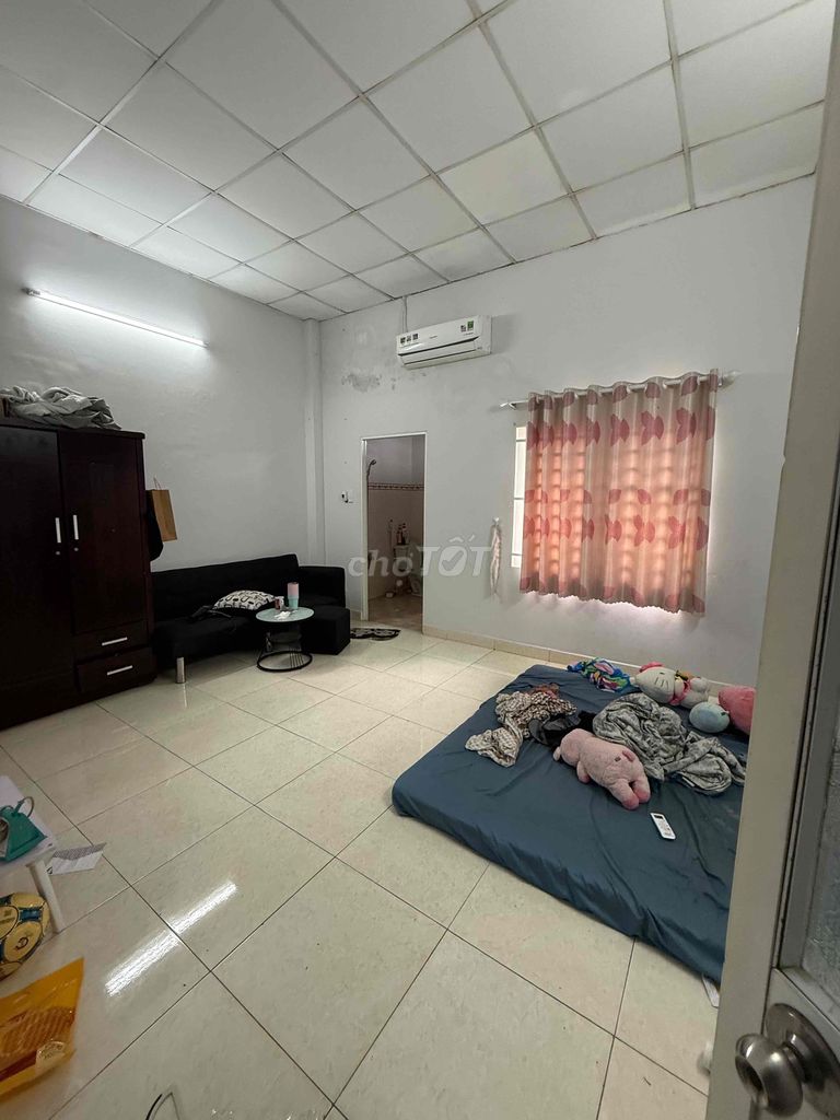 5 x 20 meters. 2 third floor bedroom. 4 bathrooms. Cartrills fit in and do vp cty.
