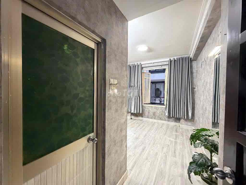 1.6 million -- the base of three levels La-three bedrooms -- three toilets, three, two by 11m -- stay or kdol okay.