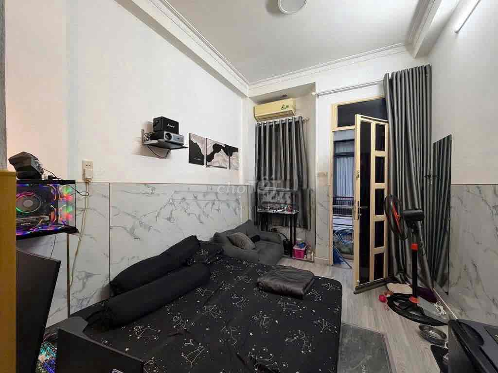 1.6 million -- the base of three levels La-three bedrooms -- three toilets, three, two by 11m -- stay or kdol okay.
