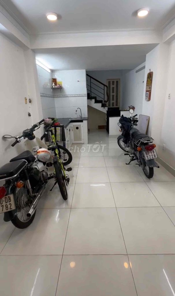 1.6 million -- the base of three levels La-three bedrooms -- three toilets, three, two by 11m -- stay or kdol okay.