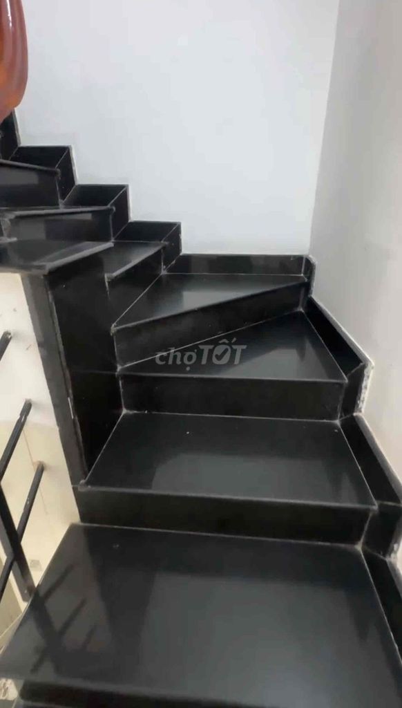 1.6 million -- the base of three levels La-three bedrooms -- three toilets, three, two by 11m -- stay or kdol okay.