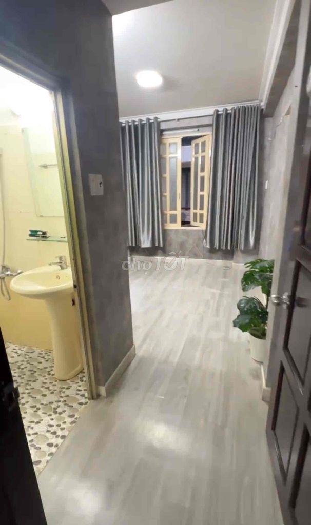1.6 million -- the base of three levels La-three bedrooms -- three toilets, three, two by 11m -- stay or kdol okay.