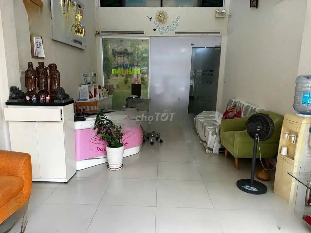 5th District Nguyễn Chí Thanh front house.