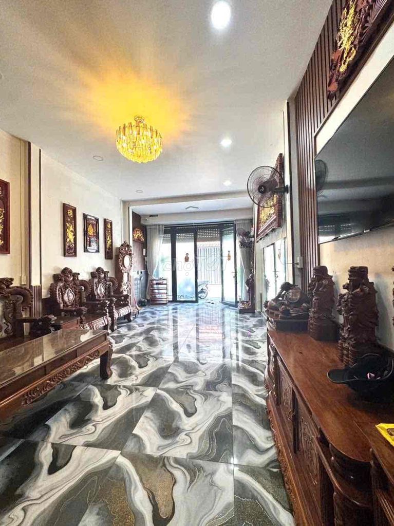 The Full House 4 x 16 meters 1st floor (2 bathrooms) 6 meters down. Số 8 line