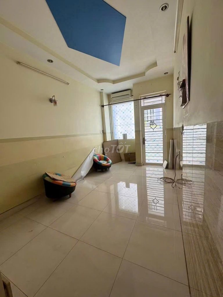 Nguyễn Tiểu La Rent in 10th.