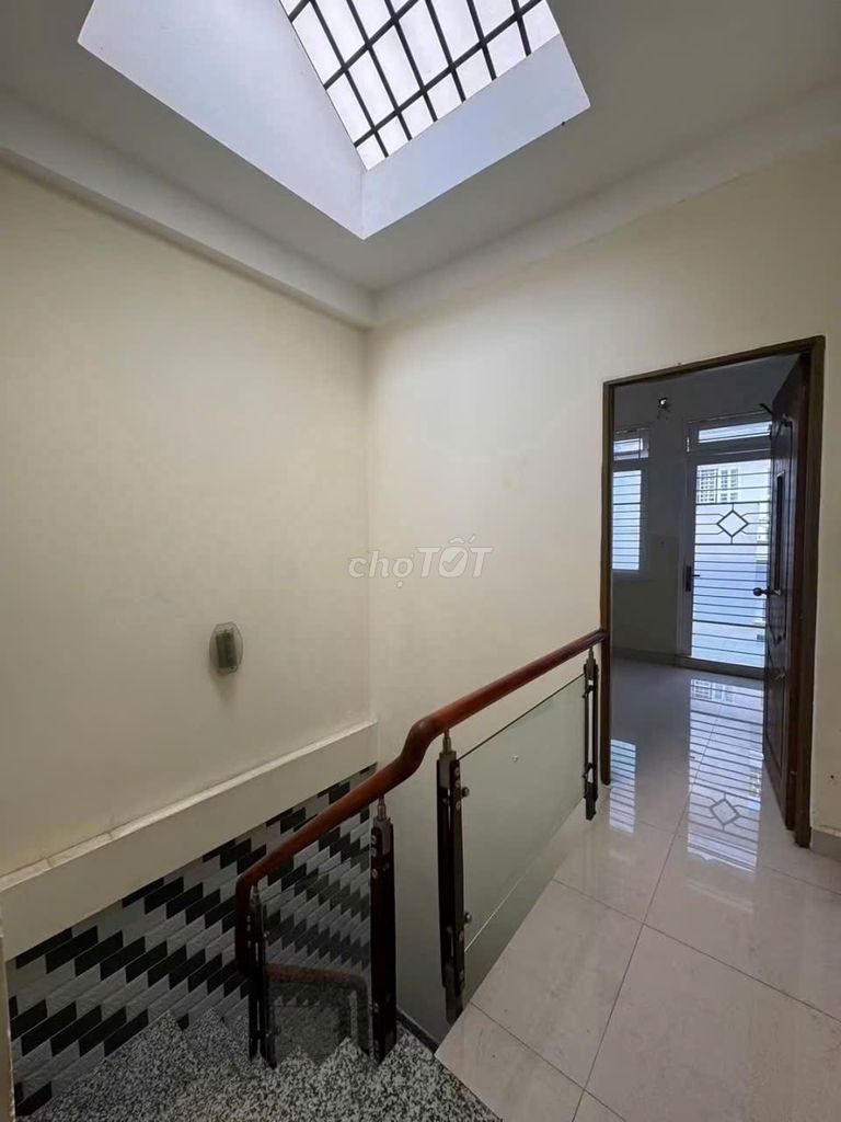 Nguyễn Tiểu La Rent in 10th.