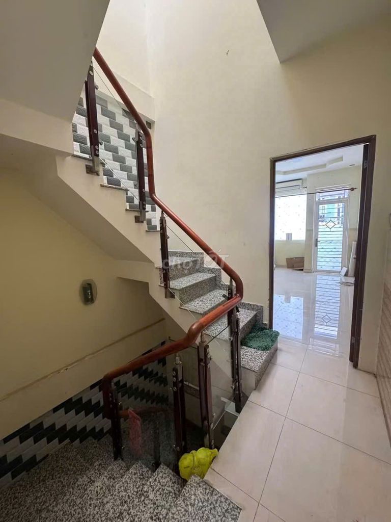 Nguyễn Tiểu La Rent in 10th.