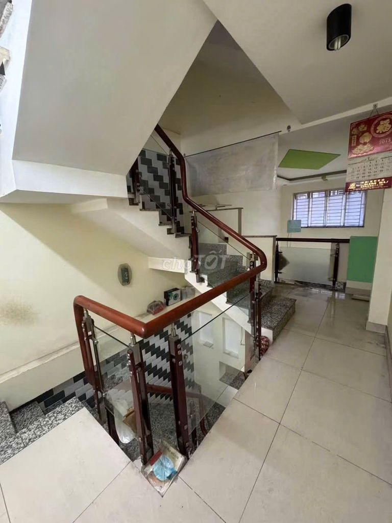 Nguyễn Tiểu La Rent in 10th.