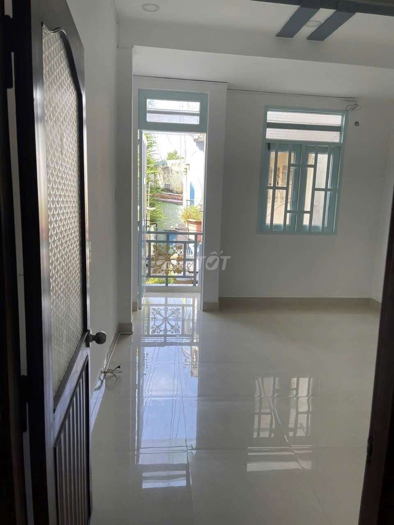 Room 2 Phạm Phú Thứ.