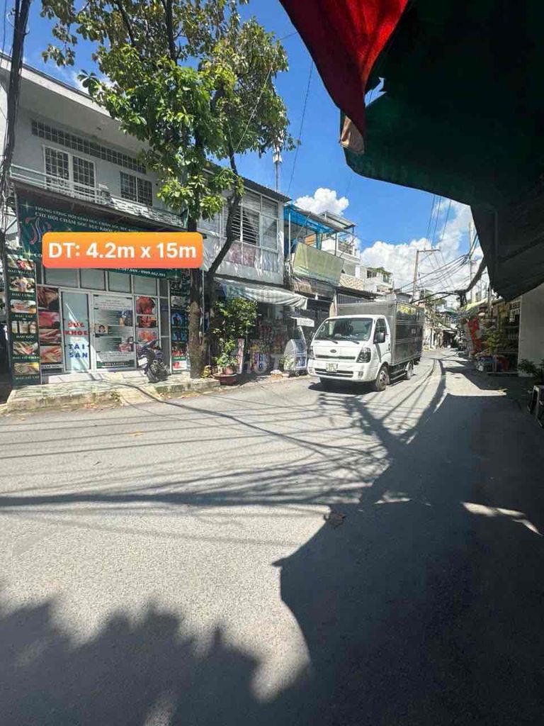 It's the owner who rents the original house in two front of the Thống Nhất.