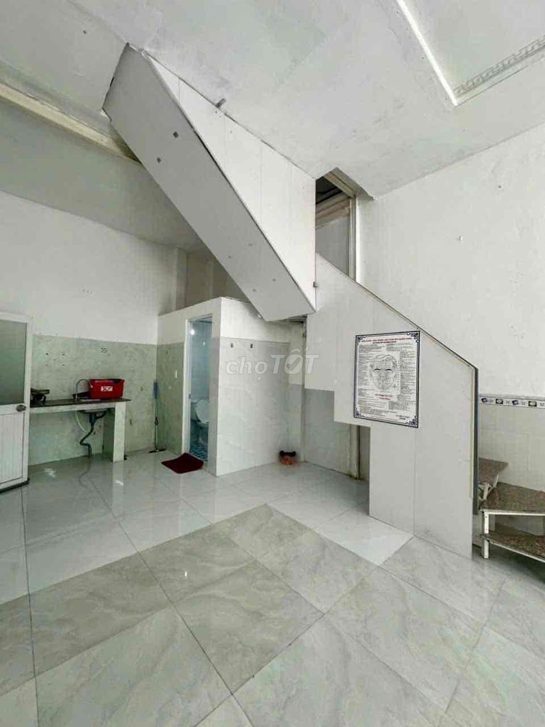 It's the owner who rents the original house in two front of the Thống Nhất.