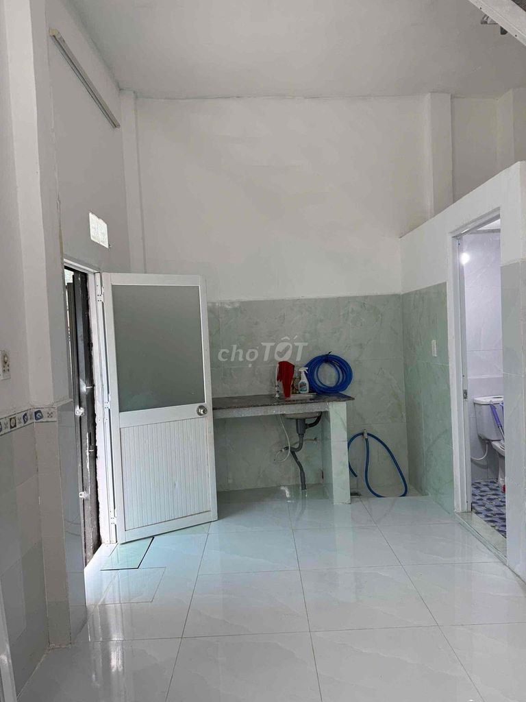 It's the owner who rents the original house in two front of the Thống Nhất.