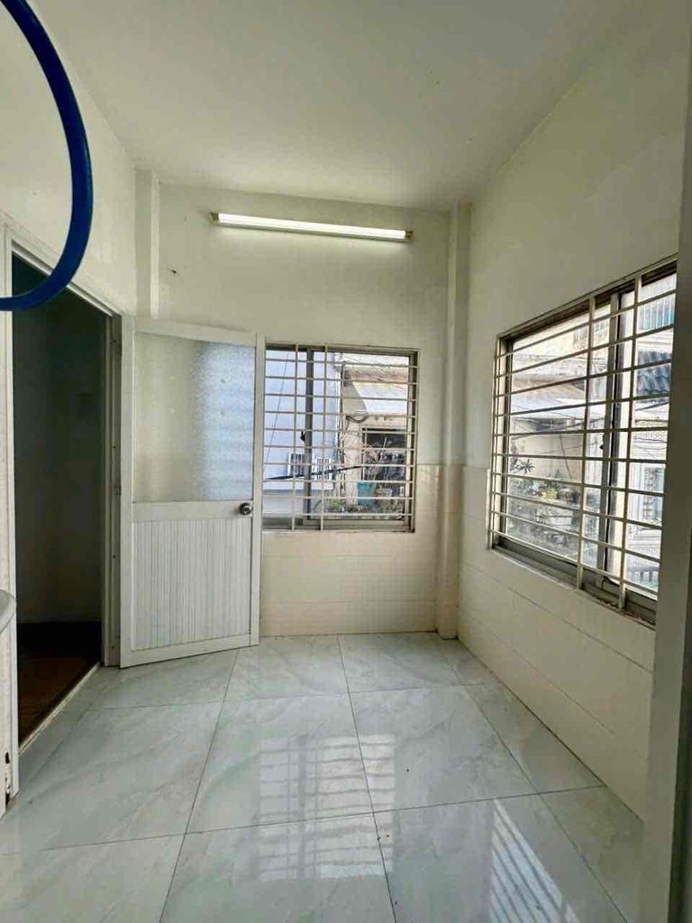 It's the owner who rents the original house in two front of the Thống Nhất.