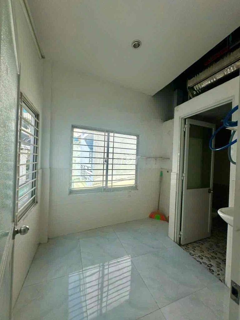 It's the owner who rents the original house in two front of the Thống Nhất.