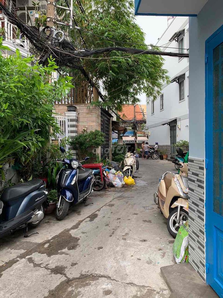 It's the owner of the small house - large alley 6th district.