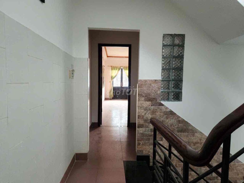 It's the owner of House D1. Reddit 25. 4 meters x 18 meters. TRI + 2 floors plus st.