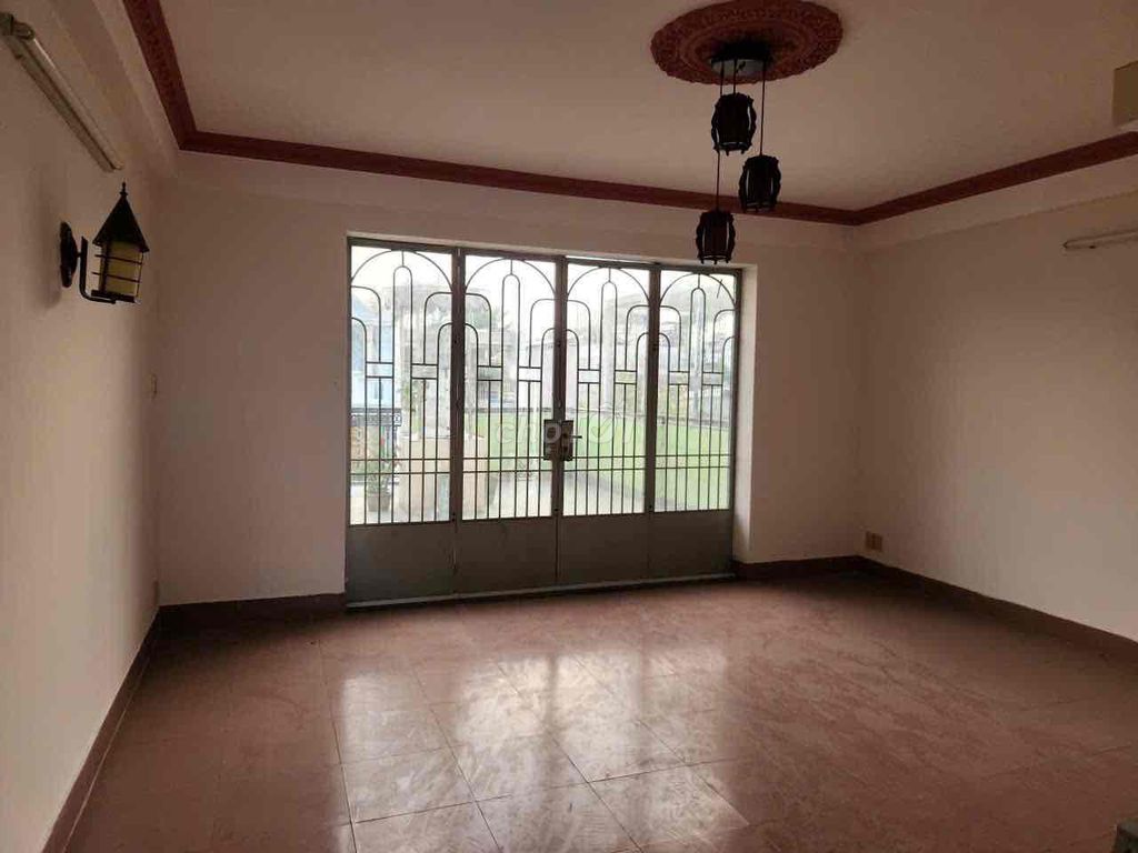 It's the owner of House D1. Reddit 25. 4 meters x 18 meters. TRI + 2 floors plus st.