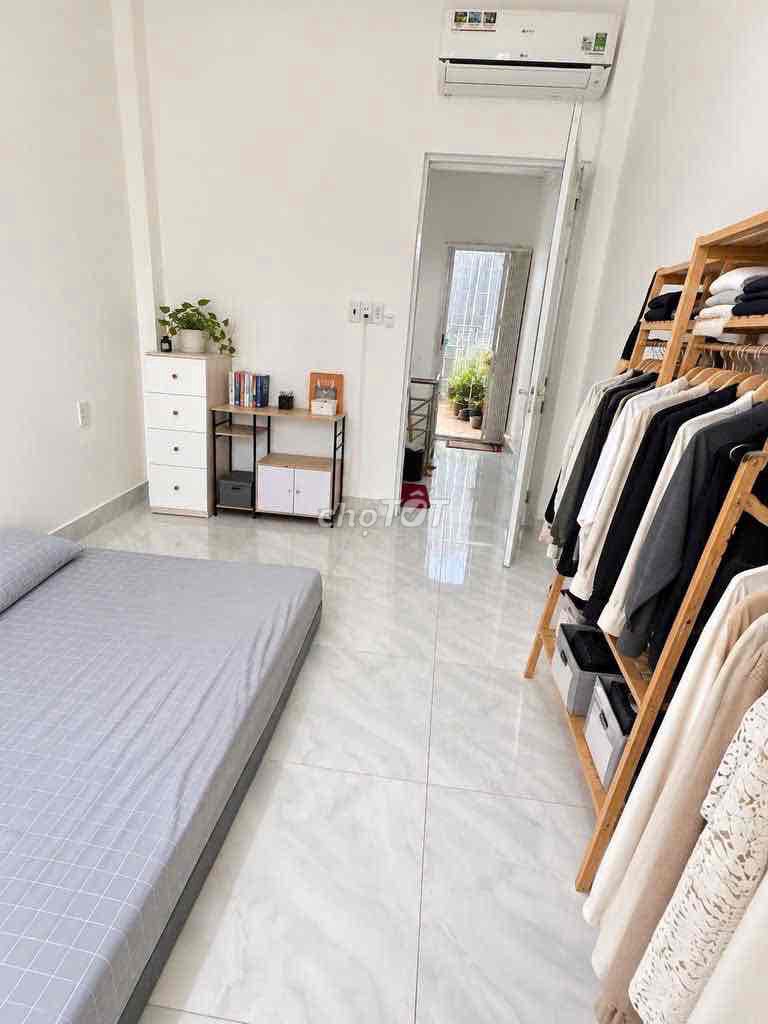 Renting the entire district of 4-- 3 bedrooms, 3 toilets, with a rooftop