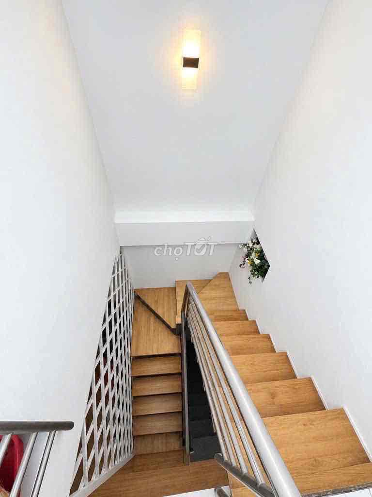 Renting the entire district of 4-- 3 bedrooms, 3 toilets, with a rooftop