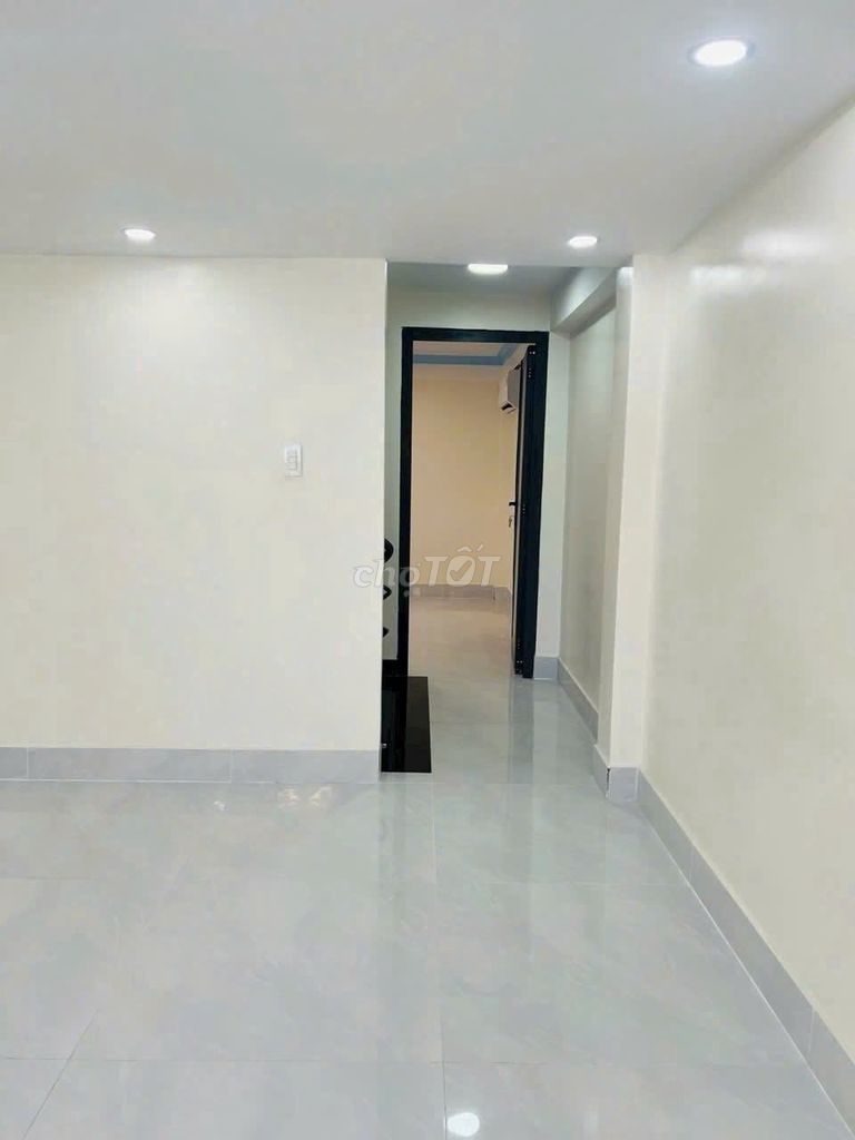 - Lạc Long Quân front 4 x 16 meters 5 bedroom