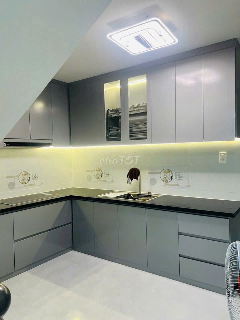 - Lạc Long Quân front 4 x 16 meters 5 bedroom