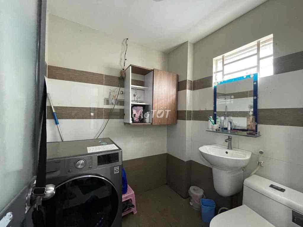 Right here at the beginning of the 1st floor 2 bedroom 3 toilets full furniture car yard