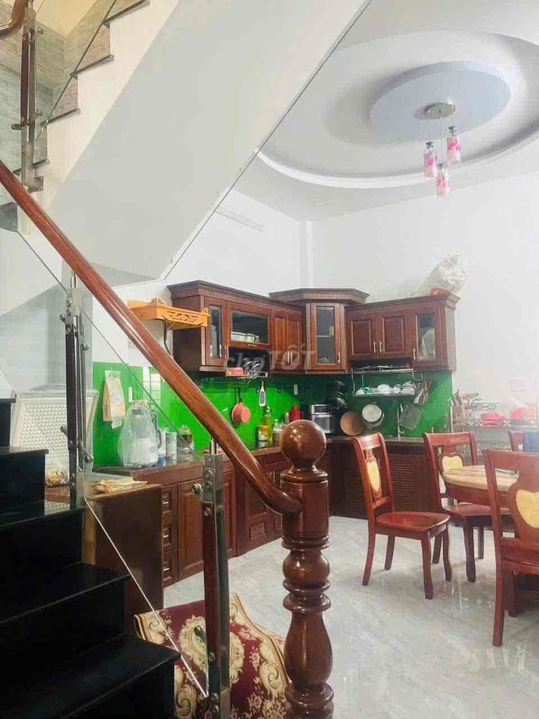 3 fourth floor bedroom 4 full-intent bathroom 6 meters of suitable passage and KENYA vpty