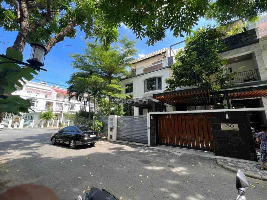Rent the modern-day garden villa! I'll be right back. I'll be right back.