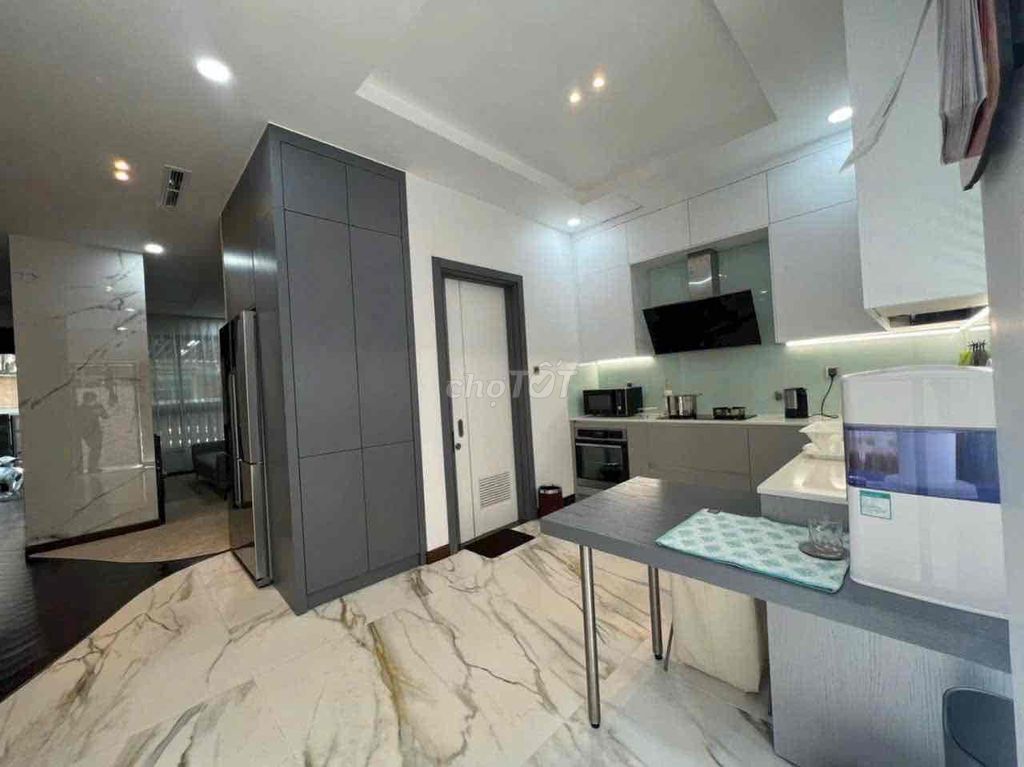 Rent the modern-day garden villa! I'll be right back. I'll be right back.