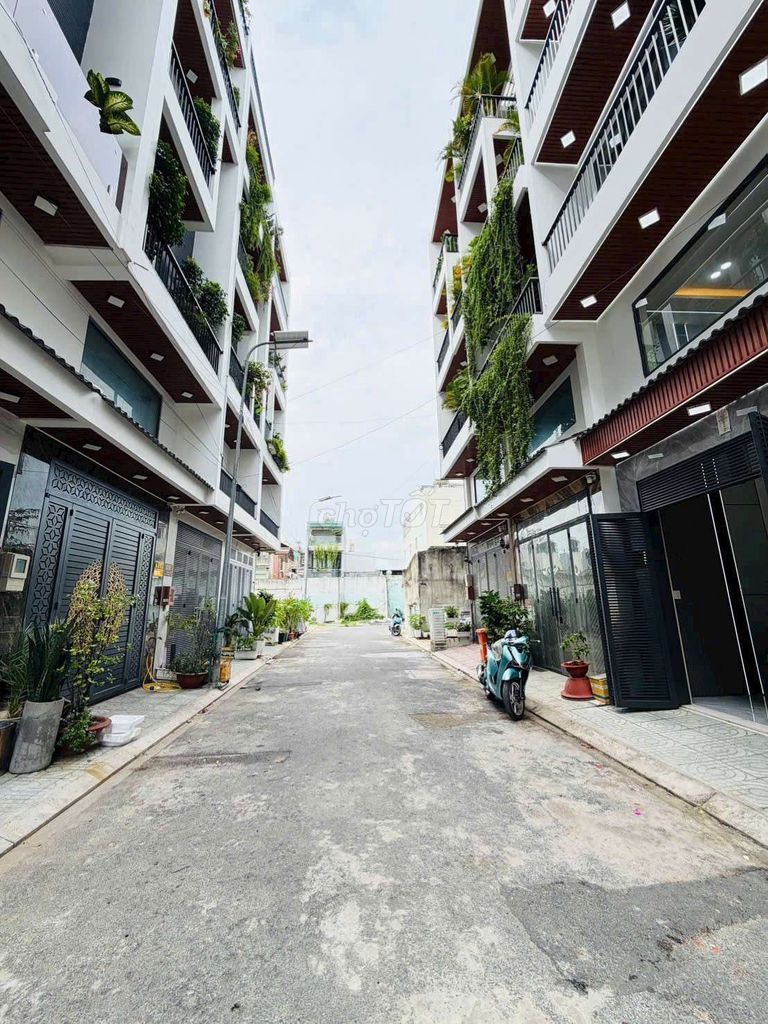 There's a nice new elevator car into the house near the clear market.