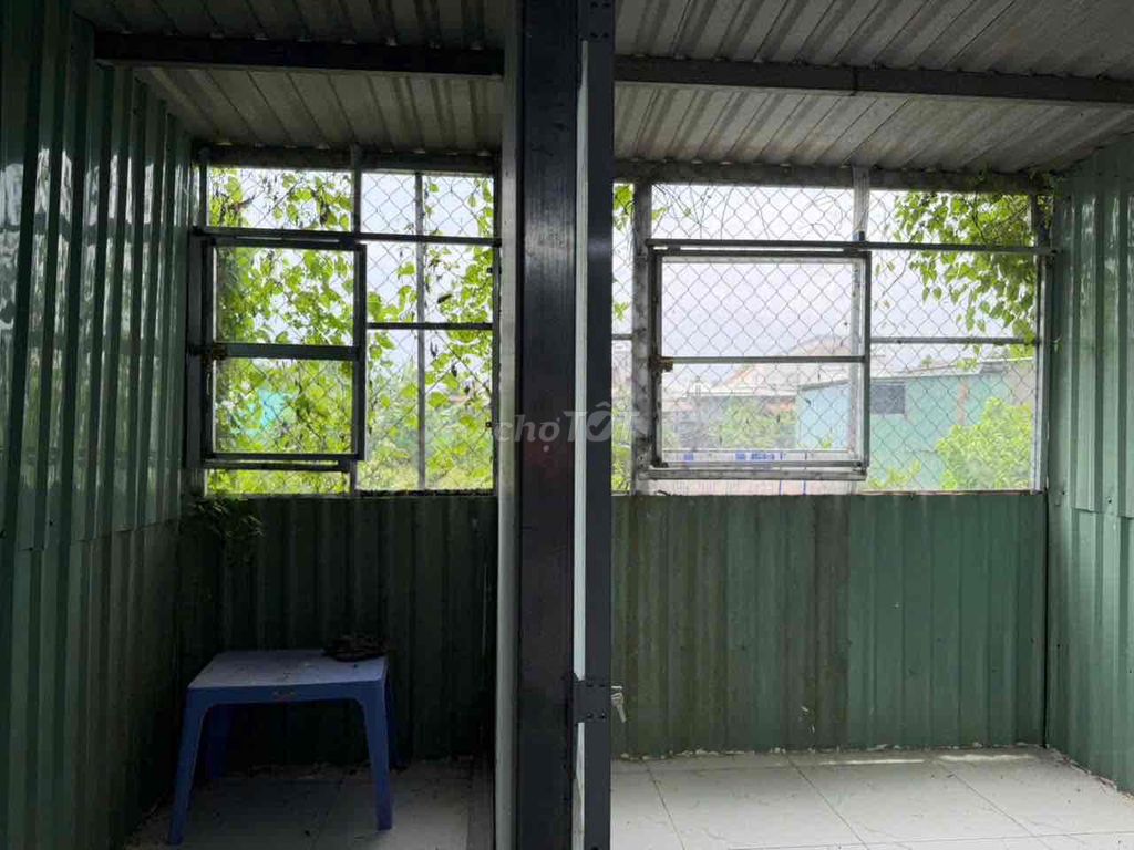 Nice place. Two bedrooms. A toilet. Four in the yard.