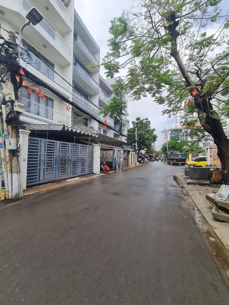 Hẻm 62 Đường Lâm Văn Bềns, area 4 x17, 3 stories, 1 st, 5 bedrooms, 4 toilets.