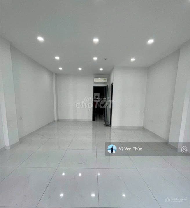 Hires for Kp300_5,5 x19 m of 4 floors, elevators.