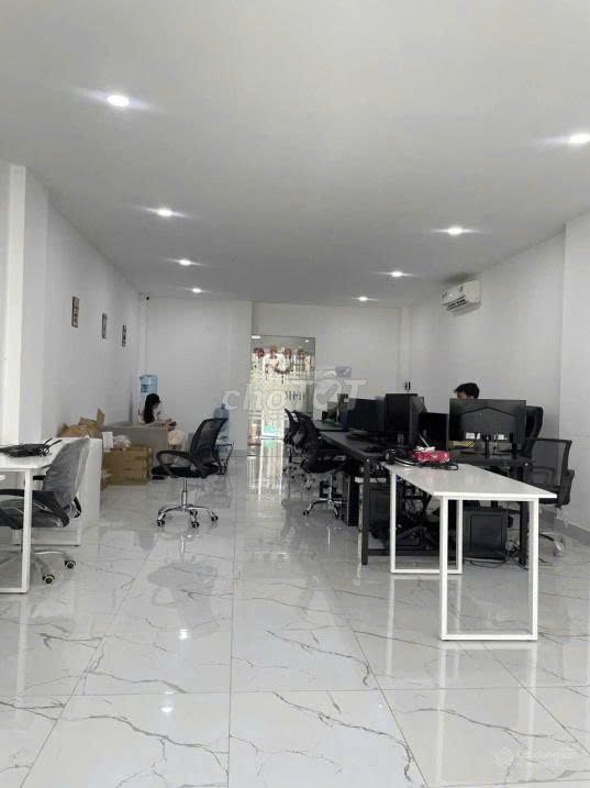 Hires for Kp300_5,5 x19 m of 4 floors, elevators.