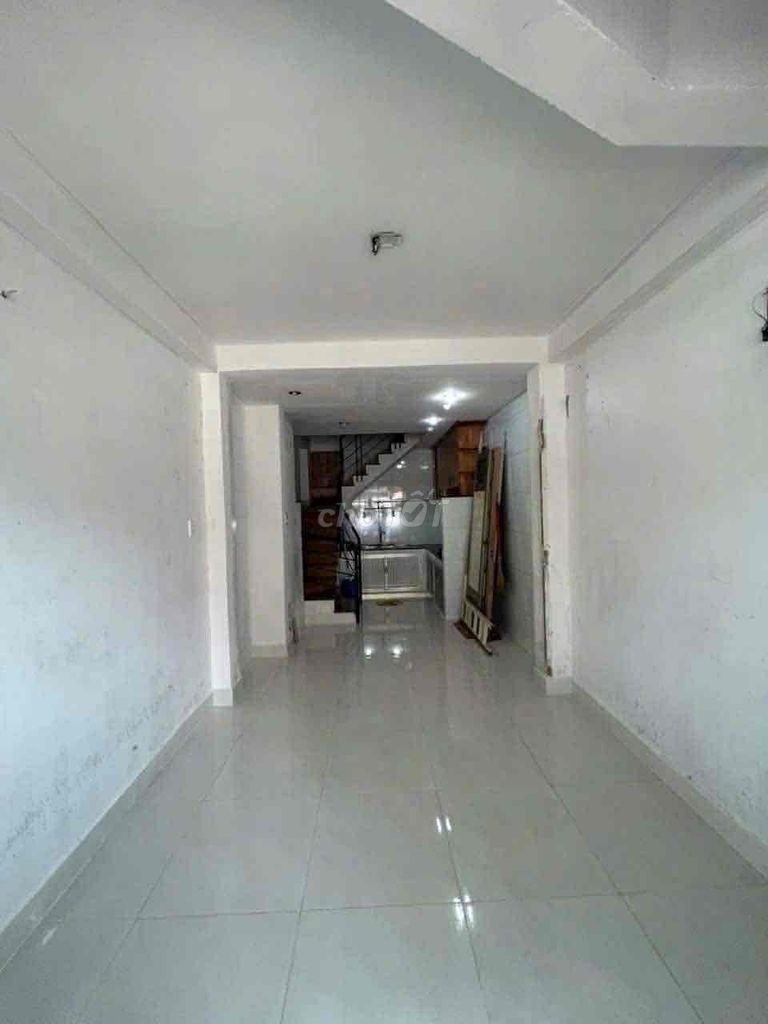 Rent a three-month street house. Two Ho Chi Minh City Gardens.