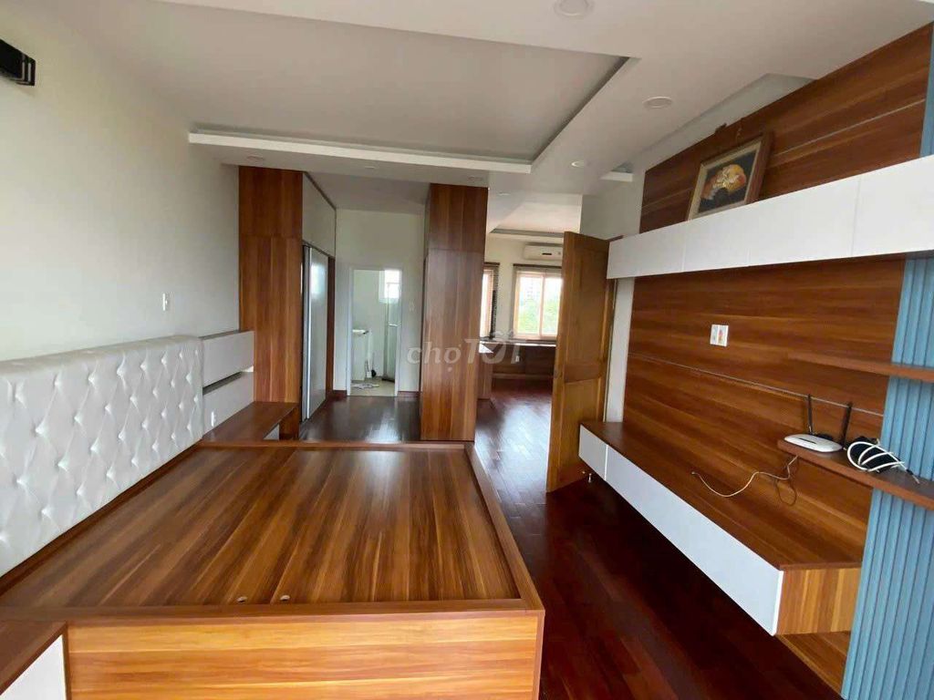 Nice house. 6 x 18 has 5 bedrooms. 5 toilets.