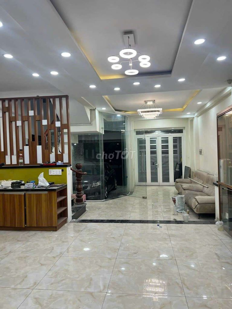 Nice house. 6 x 18 has 5 bedrooms. 5 toilets.
