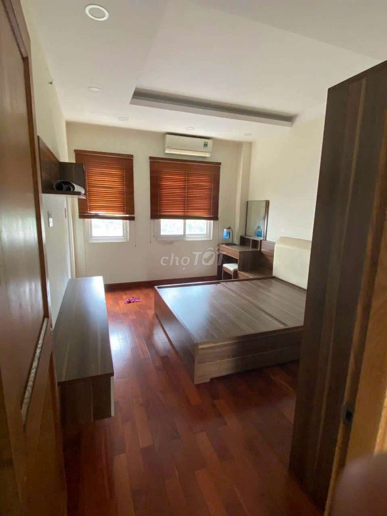 Nice house. 6 x 18 has 5 bedrooms. 5 toilets.