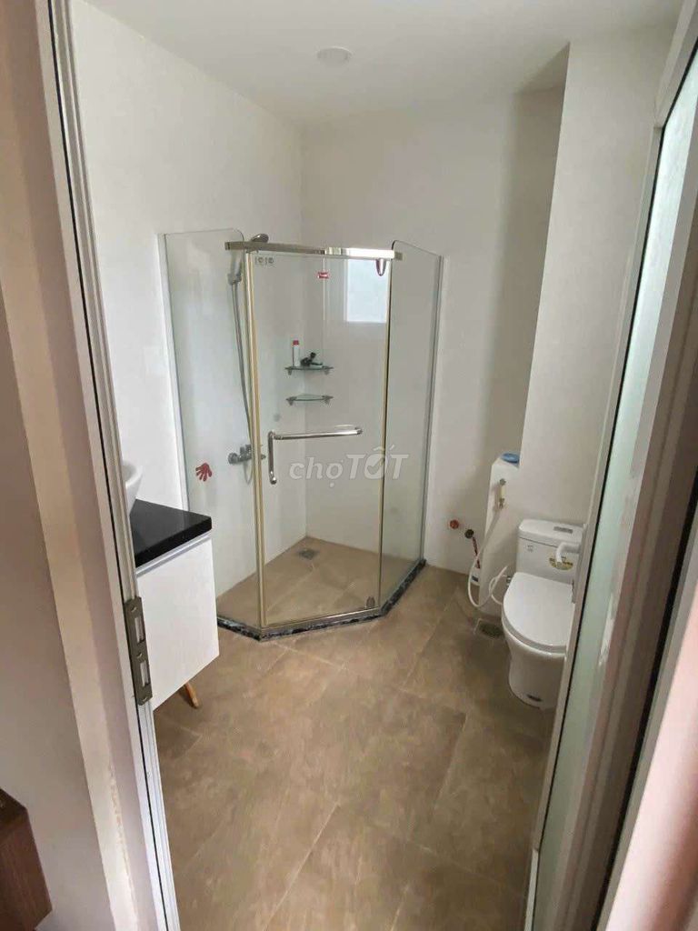 Nice house. 6 x 18 has 5 bedrooms. 5 toilets.