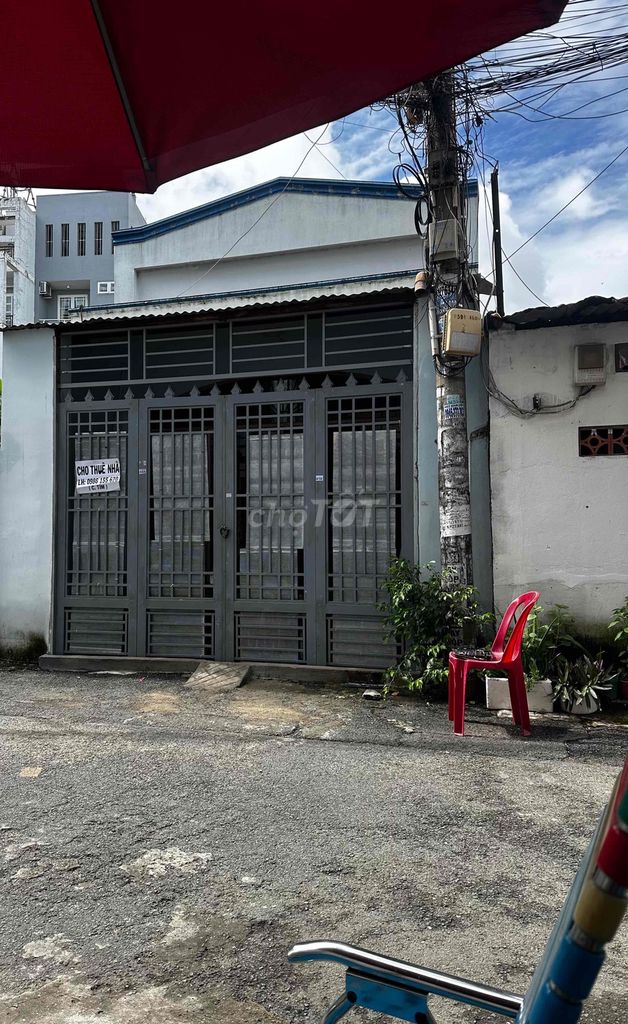 The quiet car house near the commercial university