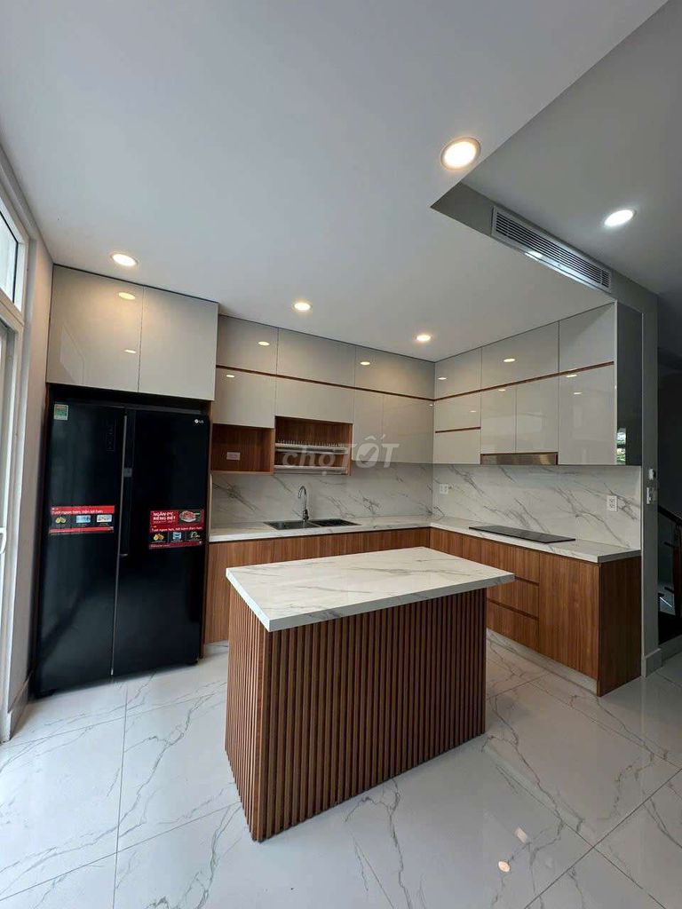8 x 20 has 3 floors 7 bedroom 6 roof toilet (full interior)