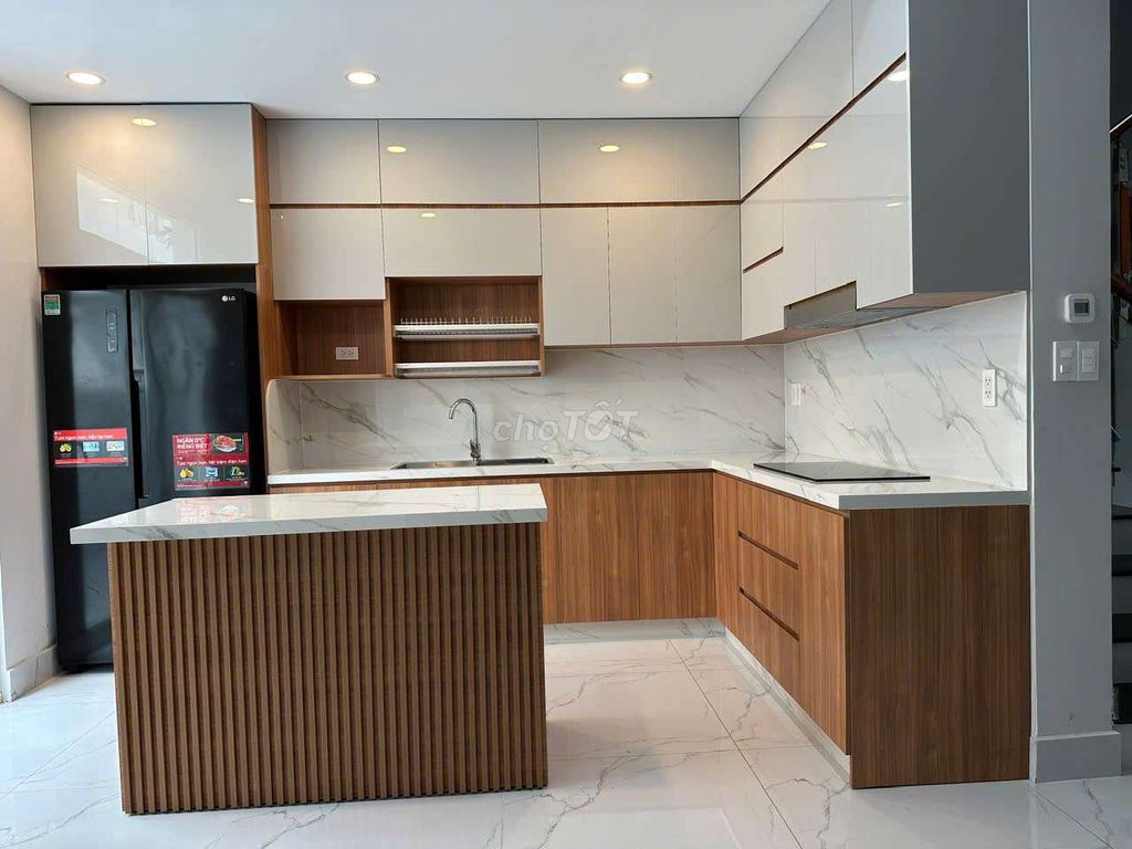 8 x 20 has 3 floors 7 bedroom 6 roof toilet (full interior)