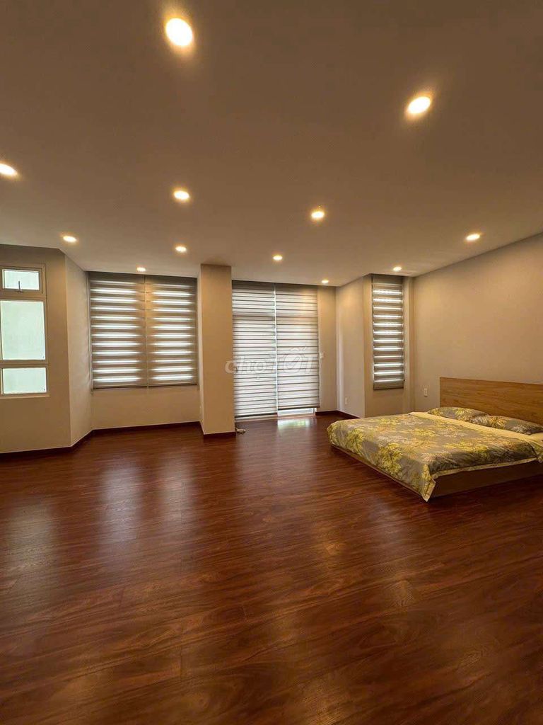 8 x 20 has 3 floors 7 bedroom 6 roof toilet (full interior)