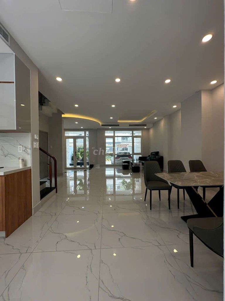 8 x 20 has 3 floors 7 bedroom 6 roof toilet (full interior)