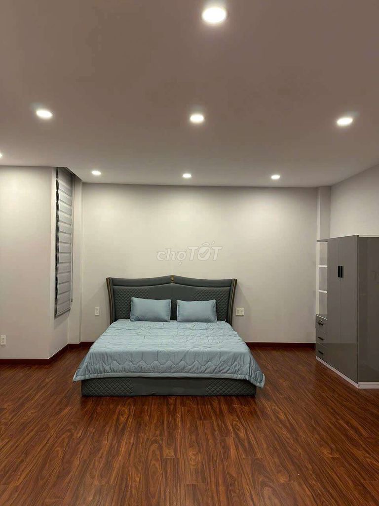 8 x 20 has 3 floors 7 bedroom 6 roof toilet (full interior)