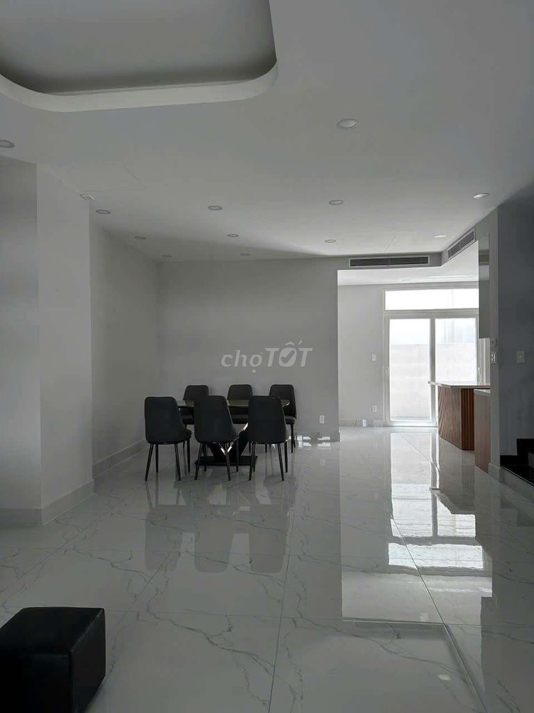 8 x 20 has 3 floors 7 bedroom 6 roof toilet (full interior)