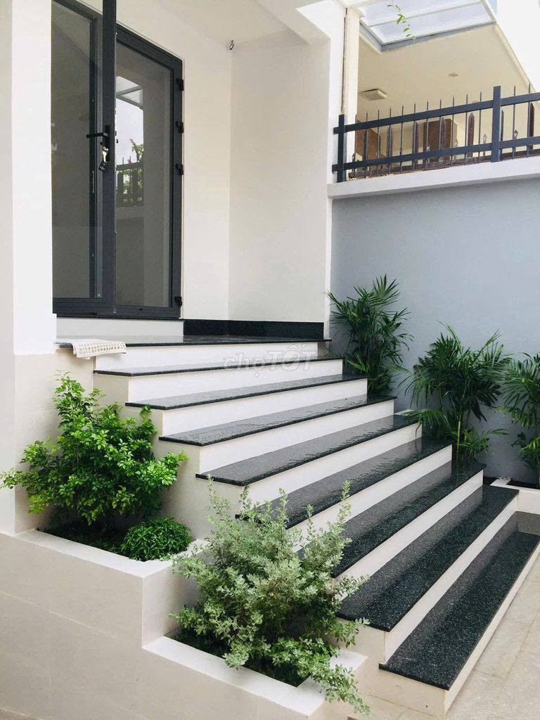 The villa at Phổ Quang Airport Airport: 8 X20 M ground vault 3 floors