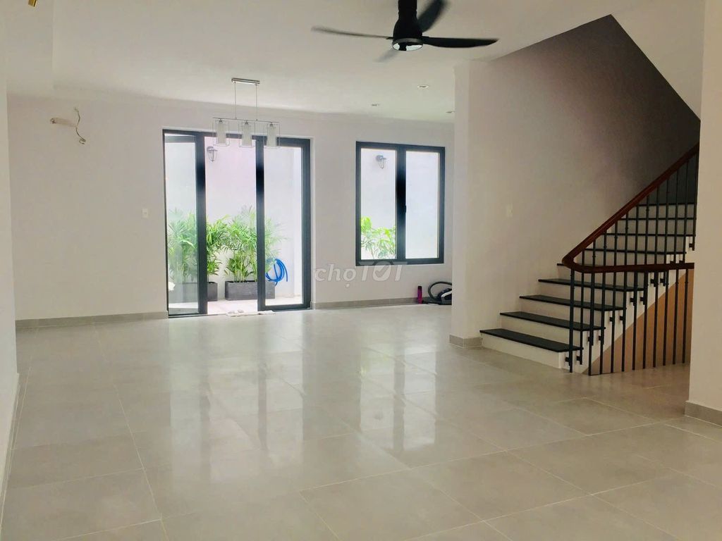 The villa at Phổ Quang Airport Airport: 8 X20 M ground vault 3 floors